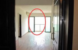 穿心堂煞大门正对门窗阳台如何化解
